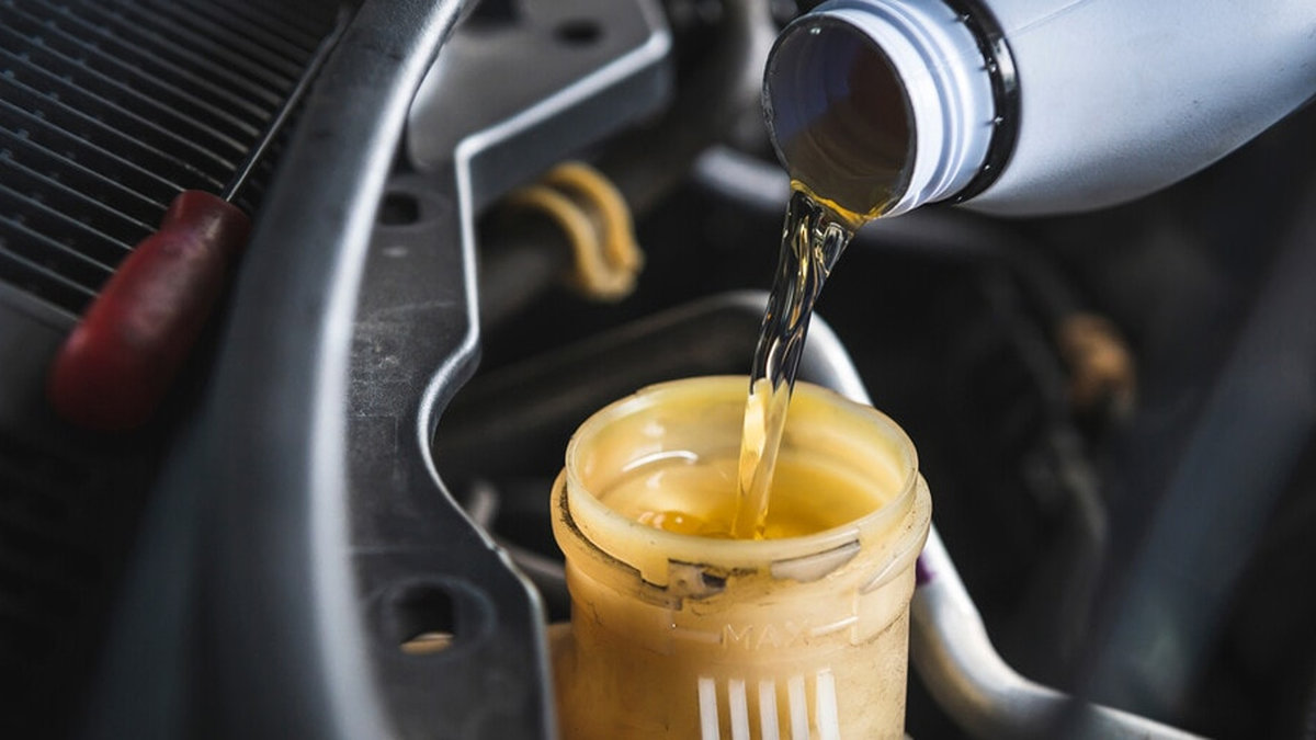 Dịch vụ thay dầu phanh ô tô giá tốt