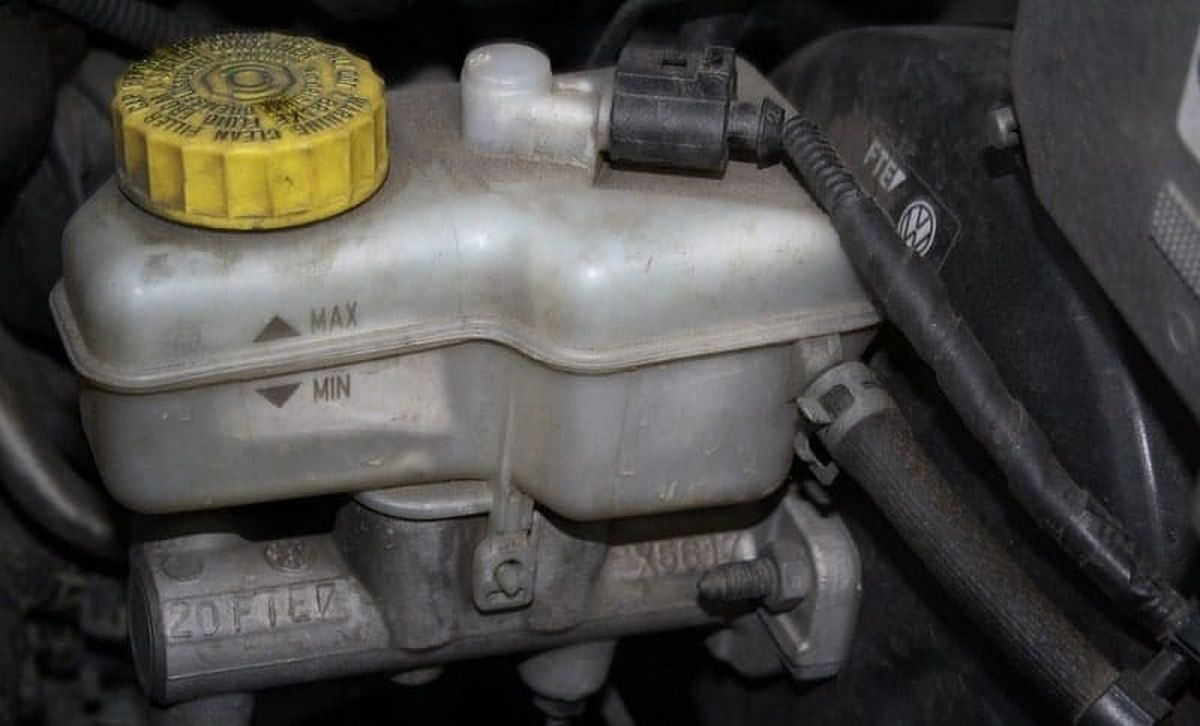 bao lâu thay dầu phanh ô tô