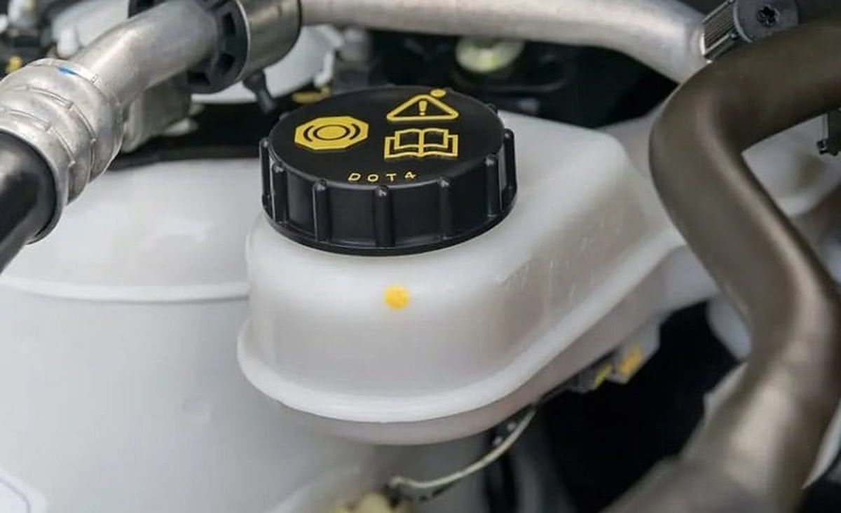 Dịch vụ thay dầu phanh ô tô