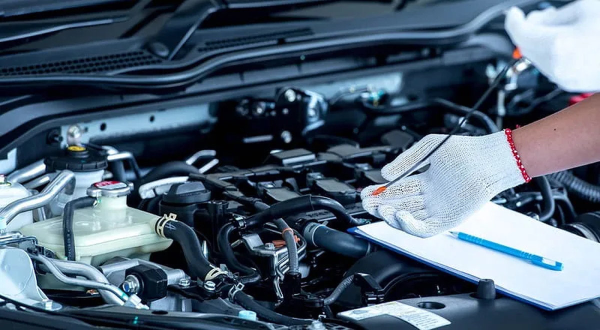 Kỹ thuật viên 911 Workshop thực hiện kiểm tra hệ thống điện bằng máy chuyên dụng