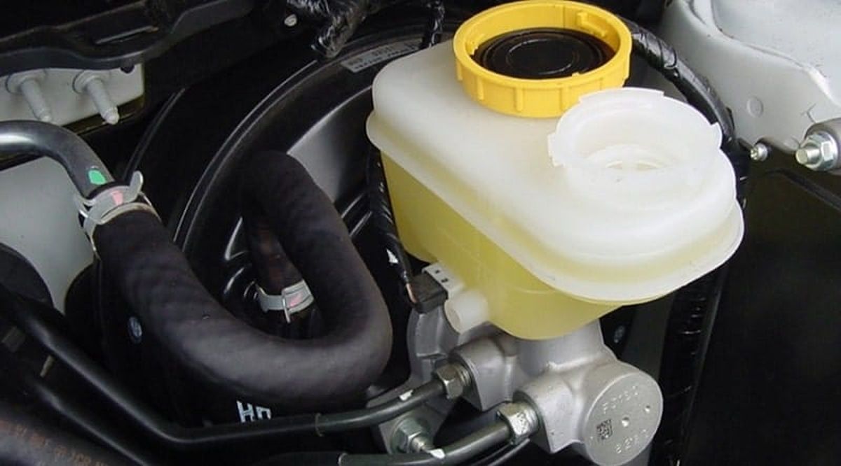 lỗi dầu phanh ô tô nhiễm nước