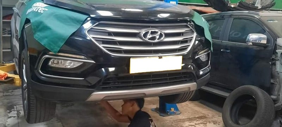 Kiểm tra gầm tại gara chuyên sửa chữa Santafe Hyundai