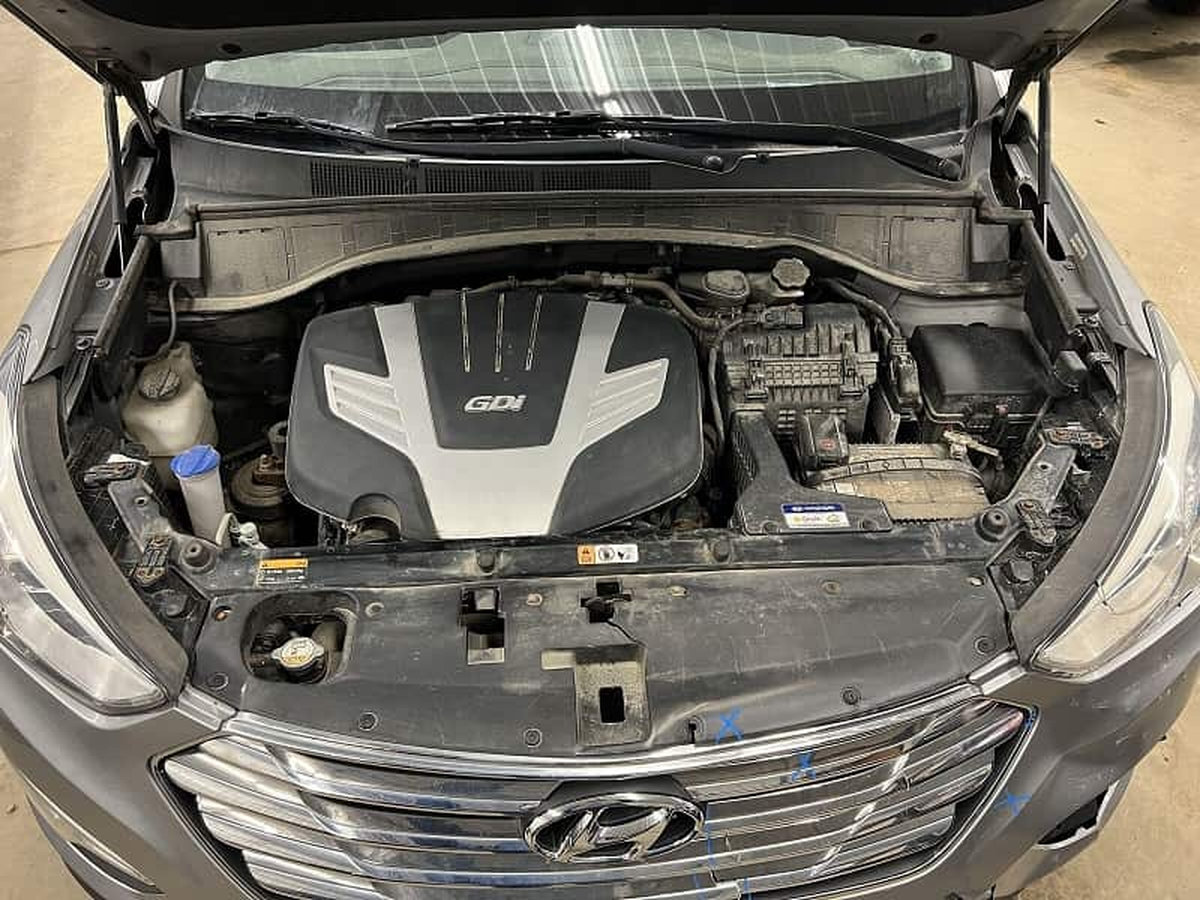Kiểm tra khoang máy tại gara chuyên sửa chữa Santafe Hyundai