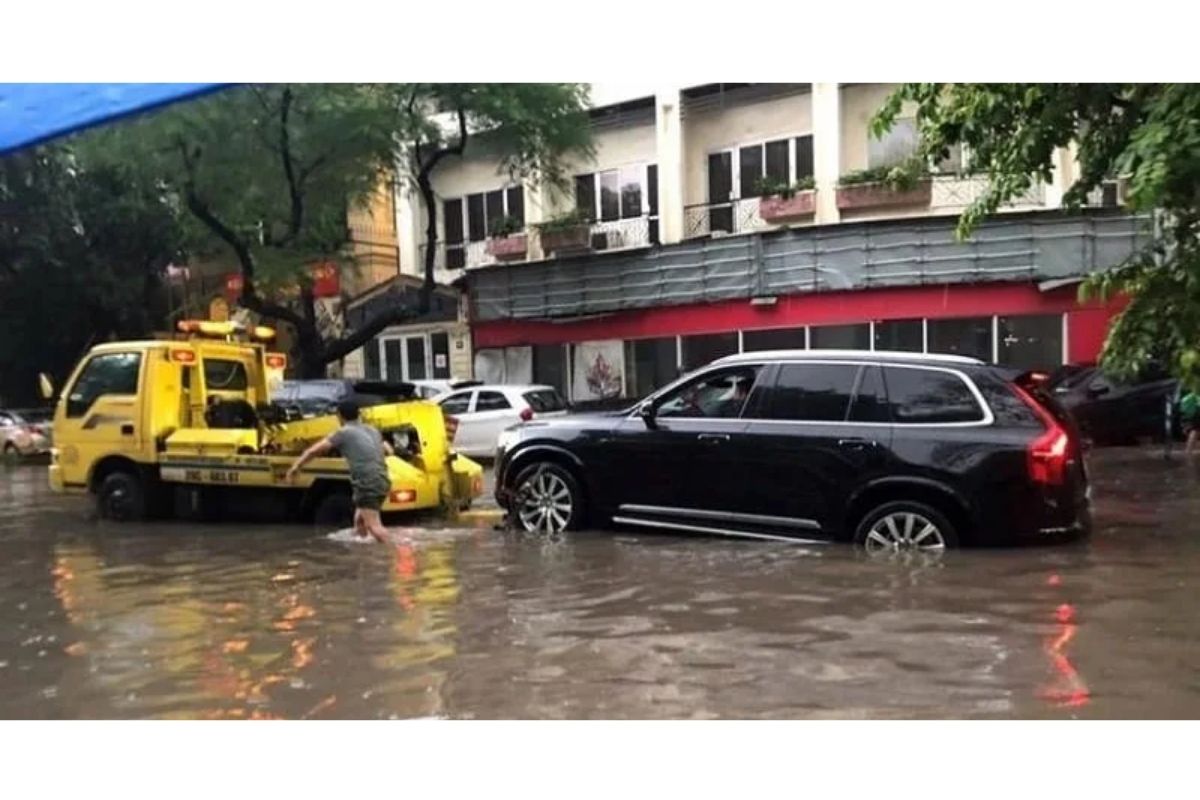 Sửa xe ô tô ngập nước hết bao nhiêu