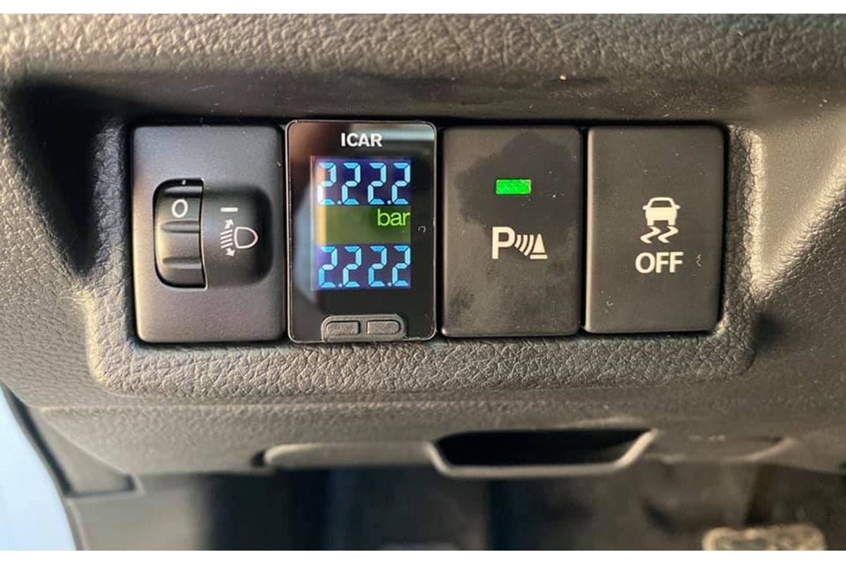 Nên lắp cảm biến áp suất lốp trong hay ngoài