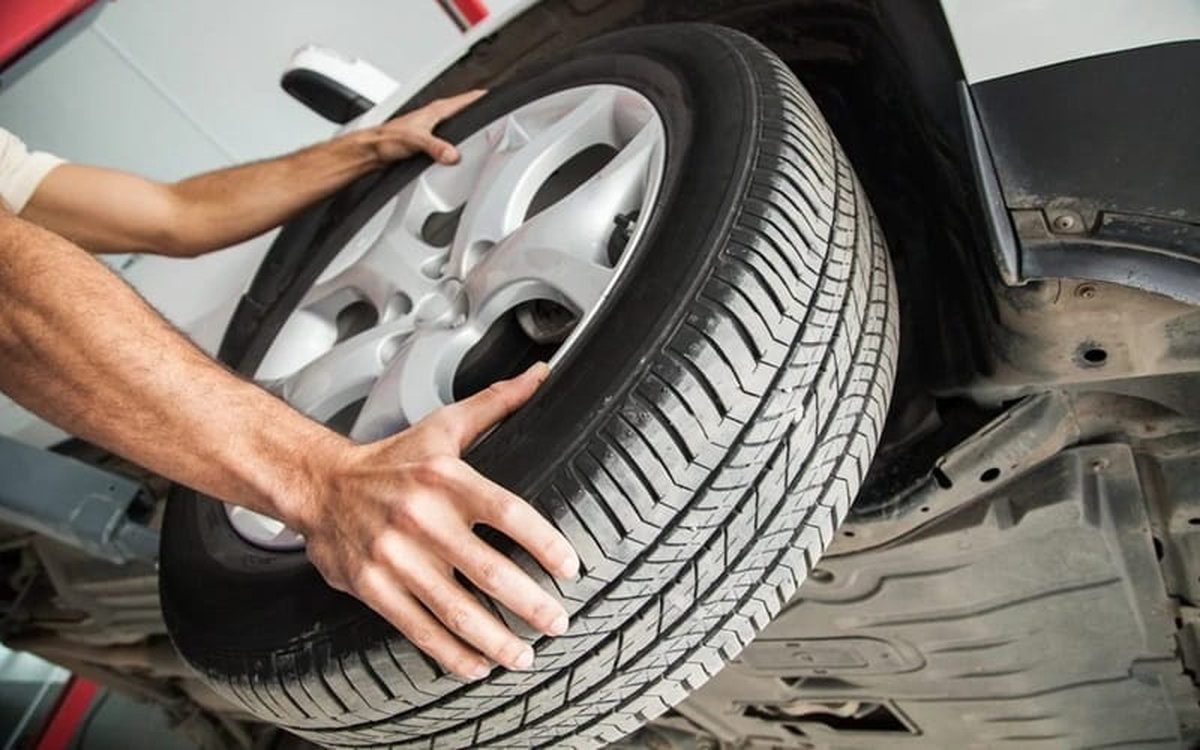Giá lốp xe ô tô