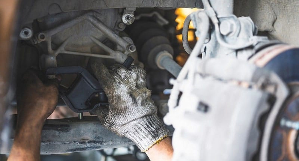 Thay cao su chân hộp số