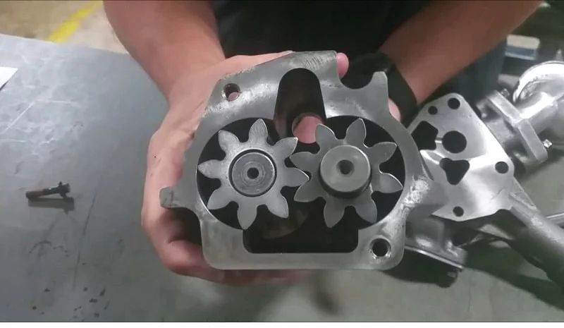 Dịch vụ thay bơm nhớt ô tô giá tốt