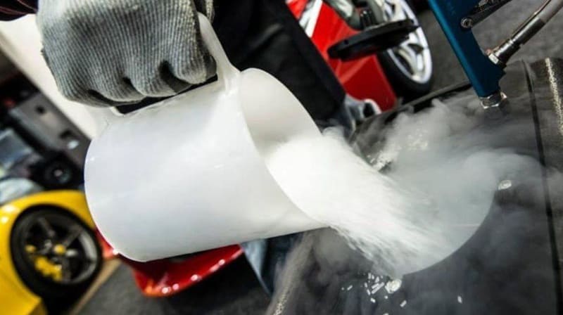 quy trình vệ sinh họng nạp cho xe ô tô bằng đá khô